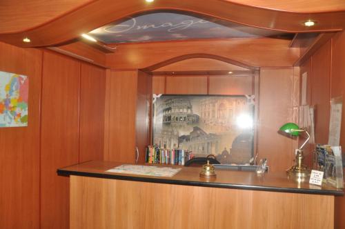 una biblioteca con uno specchio in una parete di legno di Hotel Beauty a Roma