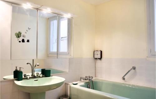 bagno con lavandino e vasca di Gorgeous Apartment In Pirou With Kitchen a Pirou