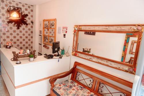 een kleedkamer met een spiegel en een bureau bij Pousada Tesouro de Minas - Centro Histórico in Tiradentes