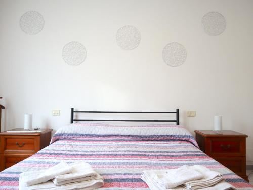 a bedroom with a bed with towels on it at Relax&Natura a 6 minuti da BRESCIA Wifi a Rezzato in Rezzato