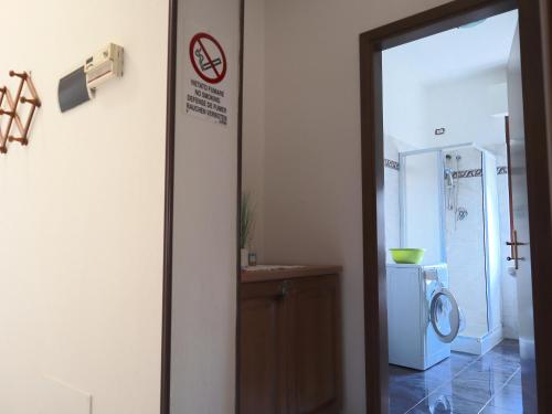 a hallway with a washer and dryer in a room at Relax&Natura a 6 minuti da BRESCIA Wifi a Rezzato in Rezzato
