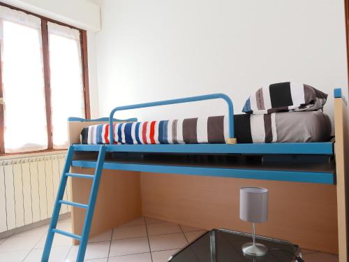 a bunk bed with a blue ladder in a room at Relax&Natura a 6 minuti da BRESCIA Wifi a Rezzato in Rezzato