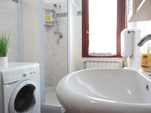 a bathroom with a washing machine and a sink at Relax&Natura a 6 minuti da BRESCIA Wifi a Rezzato in Rezzato