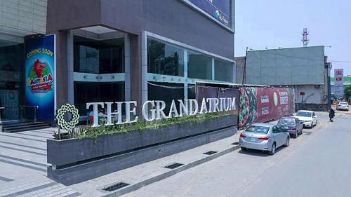 samochód zaparkowany przed budynkiem w obiekcie Grand Atrium Designer Apartment w mieście Fajsalabad