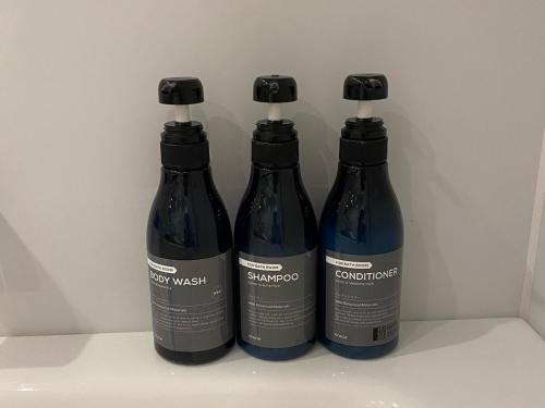 tres botellas de vino sentadas en un refrigerador en Roppongi Plaza Hotel en Tokio