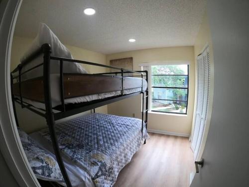 een slaapkamer met 2 stapelbedden en een raam bij 3648 Orlando Vacational Apartment in Orlando