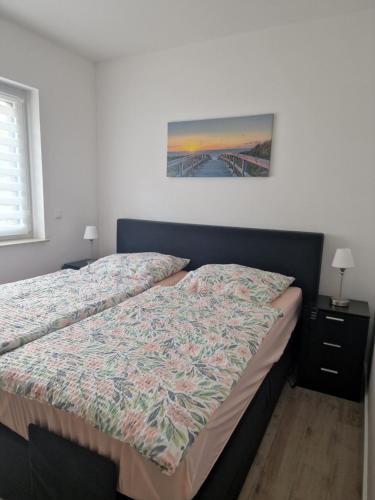 1 dormitorio con 2 camas y un cuadro en la pared en Haus Lena, en Ostseebad Sellin