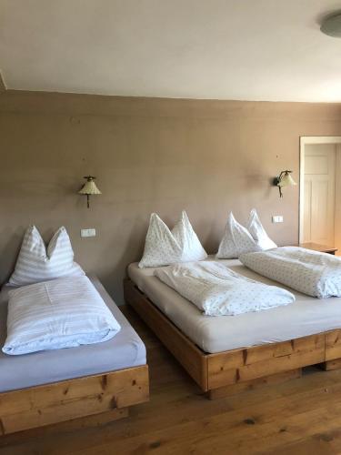 duas camas sentadas uma ao lado da outra num quarto em (C) Zimmer in einem Bauernhaus em Anif