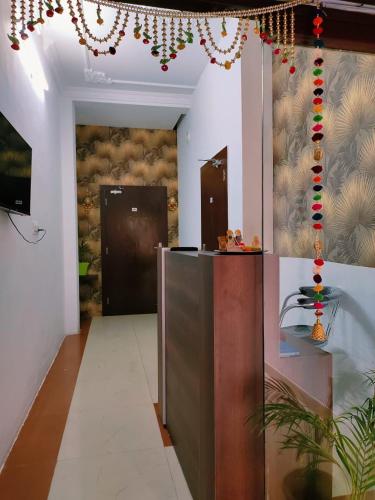 a room with a reception desk and a wall with a wall at Green View Guest House in Jalandhar