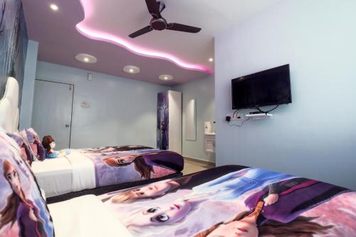 1 dormitorio con 2 camas y TV de pantalla plana en Hotel Greek Glory, en Panchgani