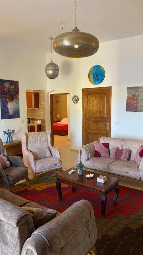 Lovely 3 bedroom serviced apartment with a garden