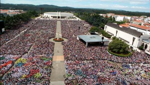 a large crowd of people standing around a fountain at Residencial Santa Clara in Fátima