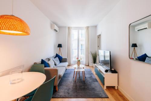 sala de estar con sofá y mesa en mi casa en Madrid- spacious apartments Callao Gran Via, en Madrid