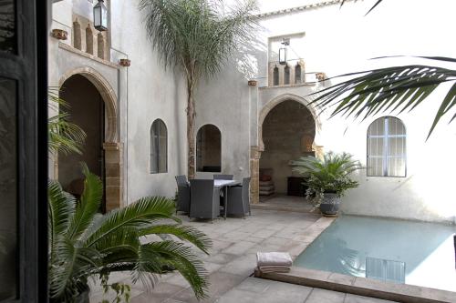 a house with a courtyard with a swimming pool at Riad Dar Zen in Rabat