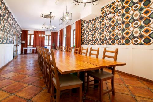 a dining room with a wooden table and chairs at HOTEL LEMONIADA in Lućmierz