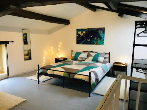 TourtenayにあるGÎte Au Boom Coeur - petit déjeuner inclusのベッドルーム1室(ベッド1台付)、壁に照明が備わります。