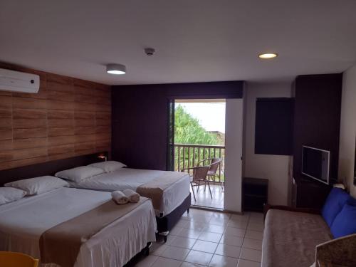 嘎林海斯港的住宿－Marulhos Resort Porto de Galinhas，酒店客房设有两张床和一个阳台。