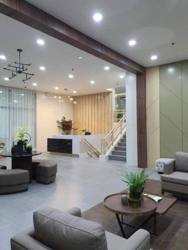 - un hall avec des canapés, une table et des escaliers dans l'établissement Brenthill Condo Suite, à Baguio