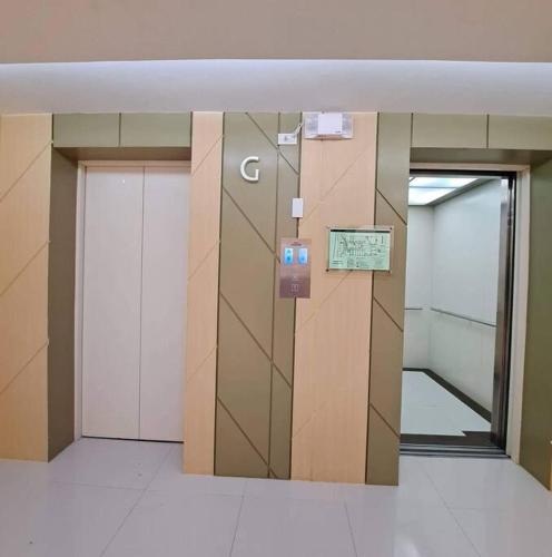 un couloir avec deux portes dans un bâtiment dans l'établissement Brenthill Condo Suite, à Baguio