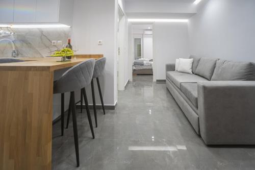 een keuken en een woonkamer met een bank en een tafel bij A casa nostra in Loutraki