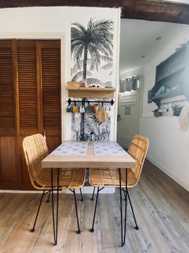 une salle à manger avec une table et des chaises dans l'établissement Jolie studio climatisé avec parking et proche de la mer, à Carqueiranne