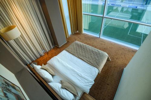 Avenue Hotel Baku by Smart في باكو: سرير صغير في غرفة مع نافذة