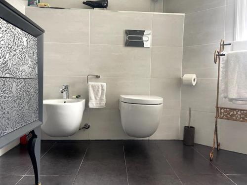 ein Badezimmer mit einem weißen WC und einem Waschbecken in der Unterkunft Luxury apartment in villa in La Orotava