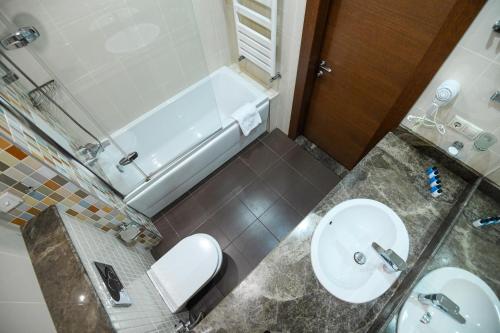 Ένα μπάνιο στο Avenue Hotel Baku by Smart