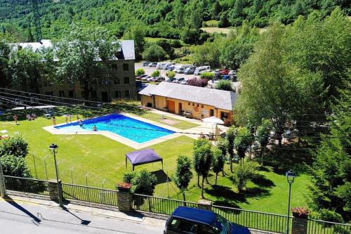 uma vista aérea de um parque com uma piscina em Espot Natura - Apartament de muntanya al PN Aigüestortes i Sant Maurici em Espot