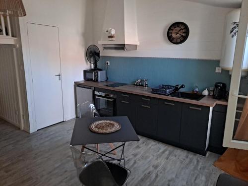 Kuchyň nebo kuchyňský kout v ubytování studio rénové et patio pour vélo