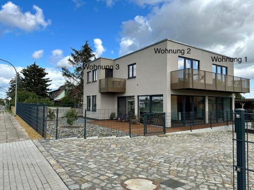 un edificio con 2 balcones en un lateral en Ferienwohnungen Tenner, en Jüterbog