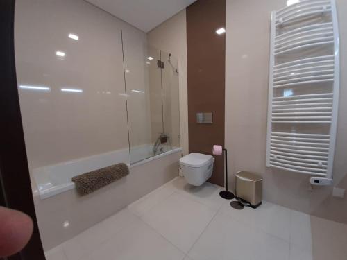 ein weißes Bad mit einer Dusche und einem WC in der Unterkunft Villa White Lagoon, 6 guests, 2 bathrooms, heated private pool, amazing view, fully Equiped ! in Alfeizerão