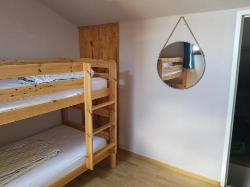 a bedroom with bunk beds and a mirror at Chalet, 5 couchages, wifi, garage, parking gratuit Les Fontanilles Draps et serviettes non fournis in Font-Romeu-Odeillo-Via