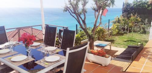 mesa de comedor con vistas al océano en Vue magnifique, piscine privée chauffée et sauna à 10min de Monaco en Roquebrune-Cap-Martin