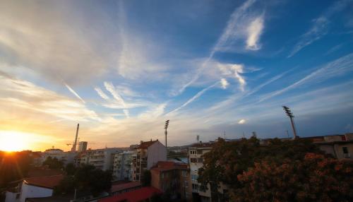 een uitzicht op een stad met een bewolkte lucht bij Studio Cibona in Zagreb