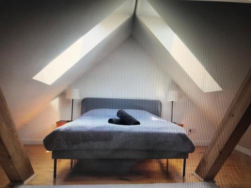 sypialnia z łóżkiem na poddaszu w obiekcie Marymont Metro Apartment w Warszawie