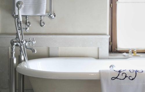 a bathroom with a bath tub and a sink at Landa in Burgos