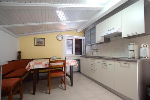 Dapur atau dapur kecil di Apartment Slunjski