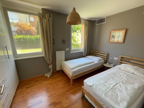 sypialnia z 2 łóżkami i oknem w obiekcie Seepark Velden w mieście Velden am Wörthersee