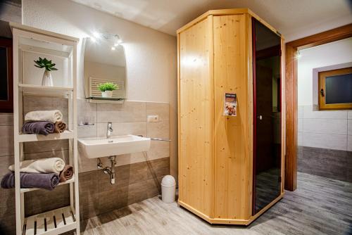 ein Bad mit einem Waschbecken und einem Spiegel in der Unterkunft Apartments Renata Gries 201 in See