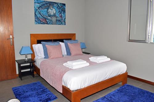 フンシャルにあるFunchal Central Apartmentのベッドルーム1室(ベッド1台、タオル2枚付)