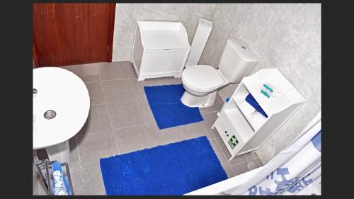 フンシャルにあるFunchal Central Apartmentのバスルーム(白いトイレ、シンク付)