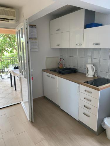 Kuchyň nebo kuchyňský kout v ubytování Apartments Matanovic