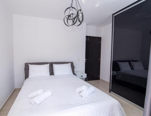 Кровать или кровати в номере Mary's luxury apartment Elaia 1