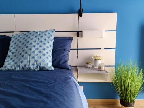 een blauwe en witte slaapkamer met een bed met een kussen bij Joy Home 31 in Milaan