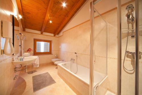 A bathroom at Relais Corte Pontigliardo