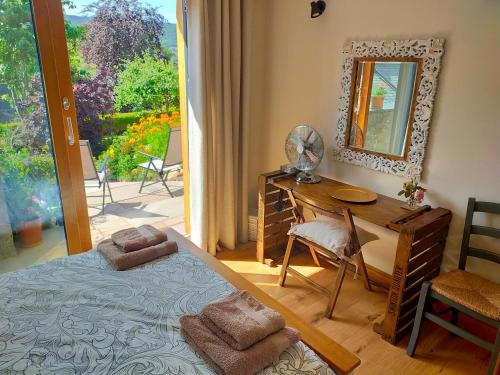 Ένα ή περισσότερα κρεβάτια σε δωμάτιο στο Braeside Cottage - Adorable 2 Bedroom Eco-Friendly Character Cottage