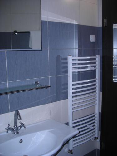 y baño con lavabo y espejo. en Iglika 2 Top Floor apartment en Borovets