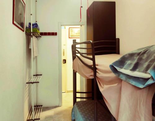 - une chambre avec des lits superposés et une porte dans l'établissement One bedroom apartement with city view balcony and wifi at Sevilla, à Séville