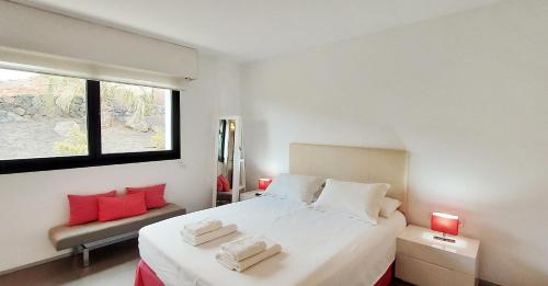 VillaverdeにあるLuxury Villa Sand Volcanoのベッドルーム(赤い枕の大きな白いベッド付)
